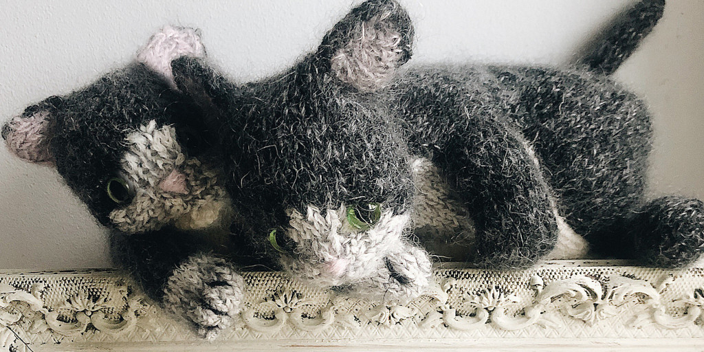 Вязаный спицами котёнок