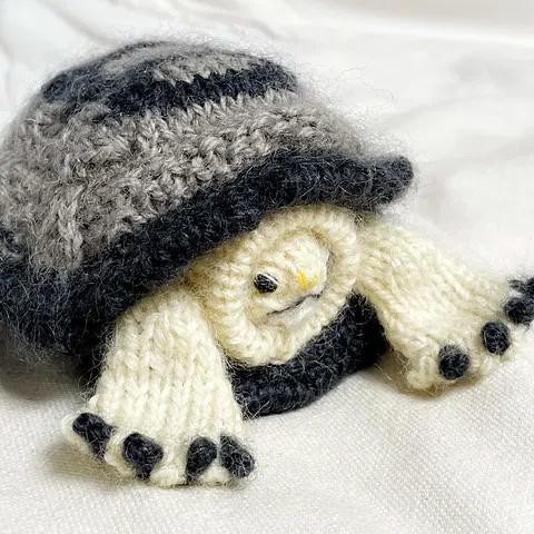 Вязаная спицами черепаха