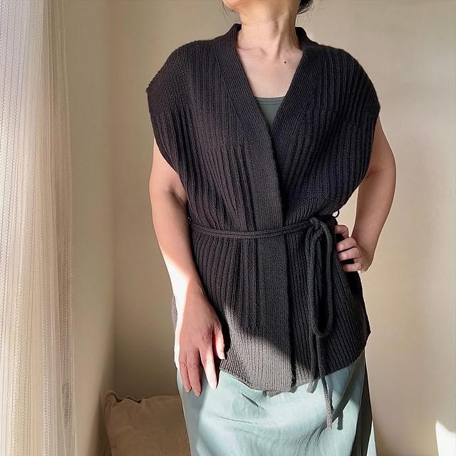 Вязаный жилет спицами