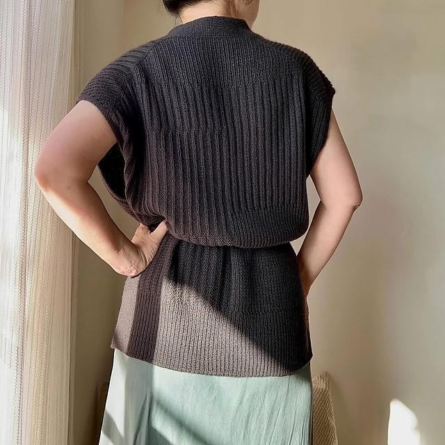 Вязаный жилет спицами