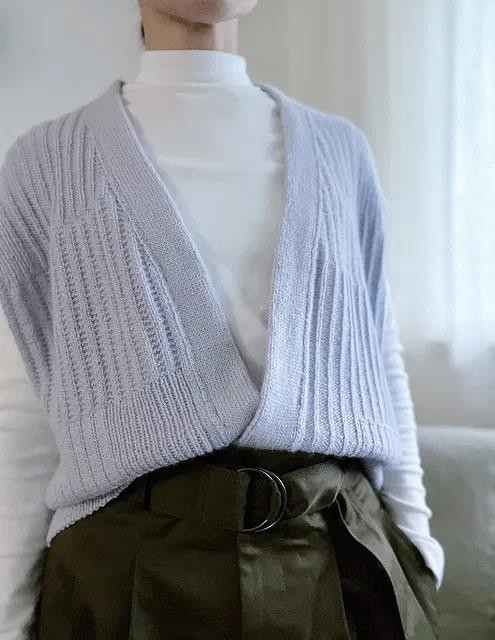 Вязаный жилет спицами