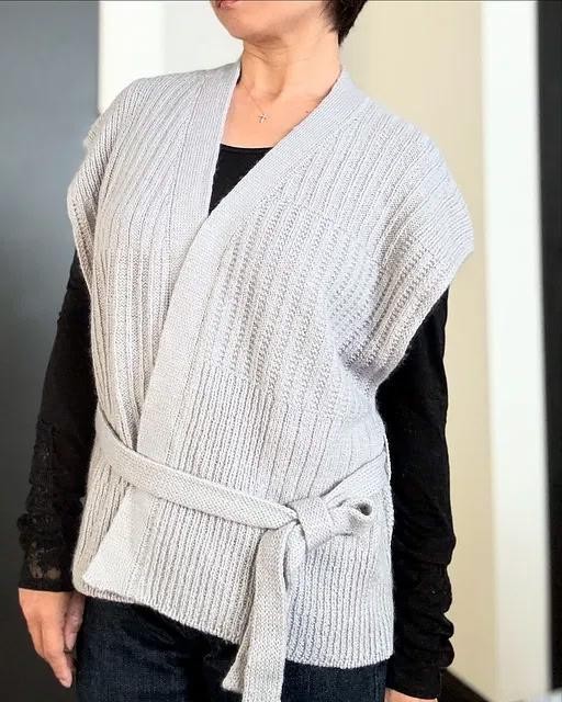 Вязаный жилет спицами