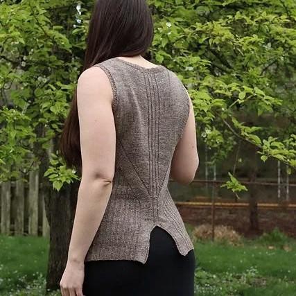 Вязаный спицами женский жилет