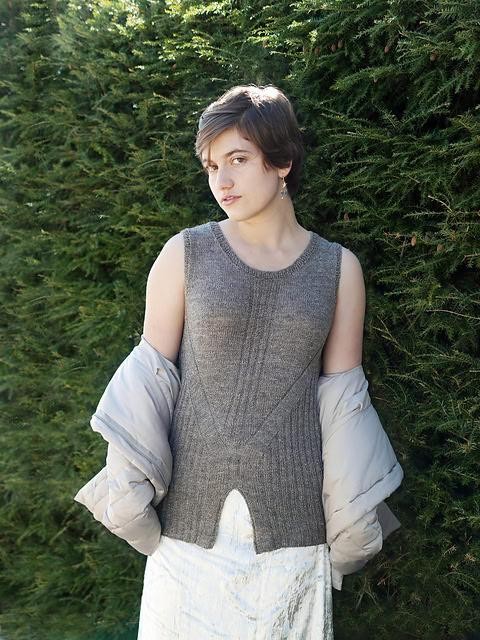 Вязаный спицами женский жилет