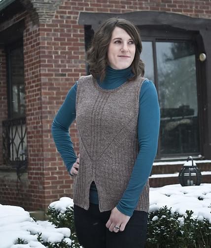 Вязаный спицами женский жилет