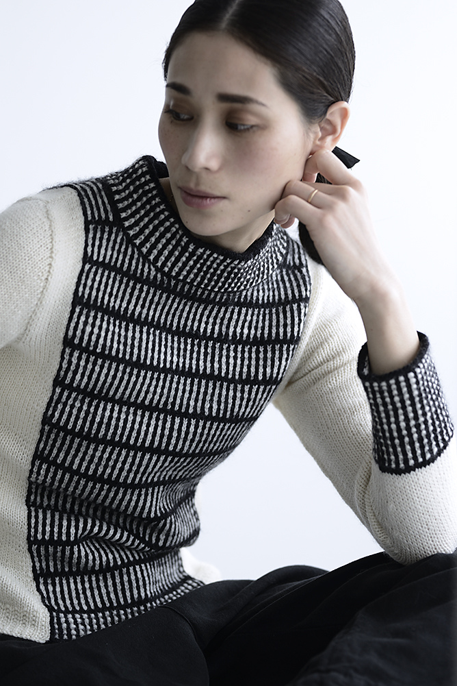 Вязание черно белого женского пуловера