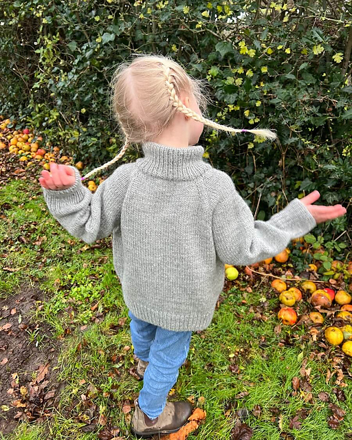 Детский свитер спицами с горловиной на молнии