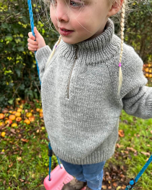 Детский свитер спицами с горловиной на молнии
