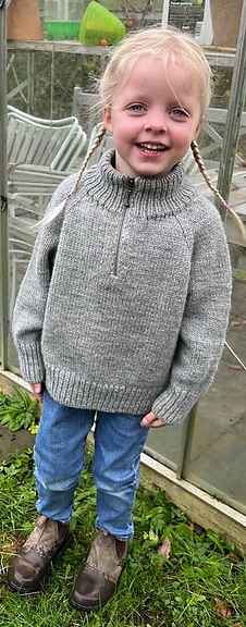 Детский свитер спицами с горловиной на молнии