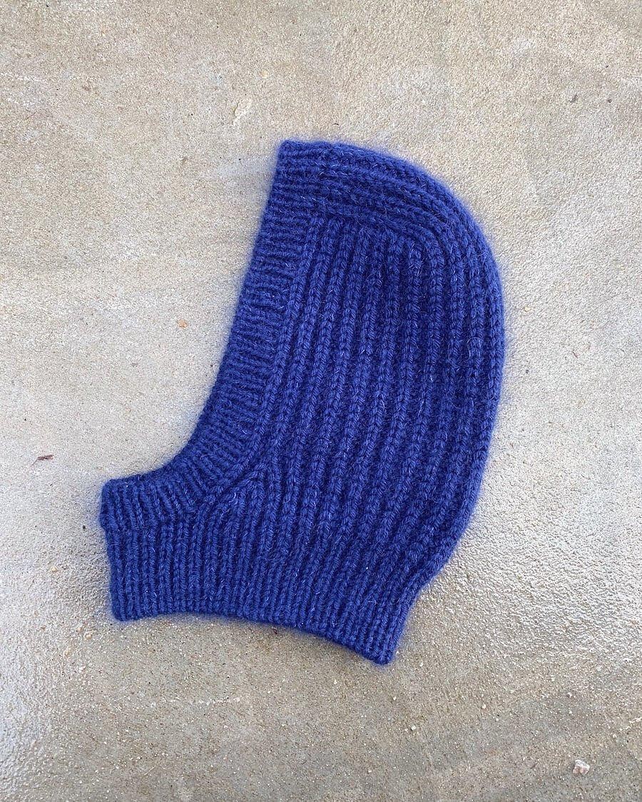 Вязаная спицами балаклава