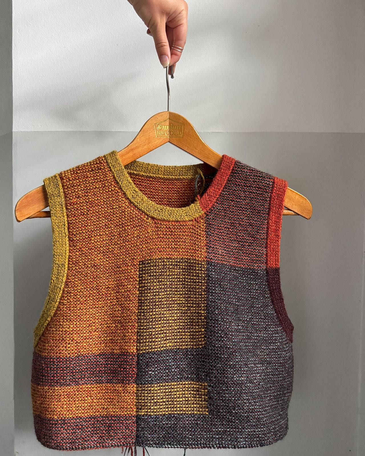 Безрукавка интарсией спицами