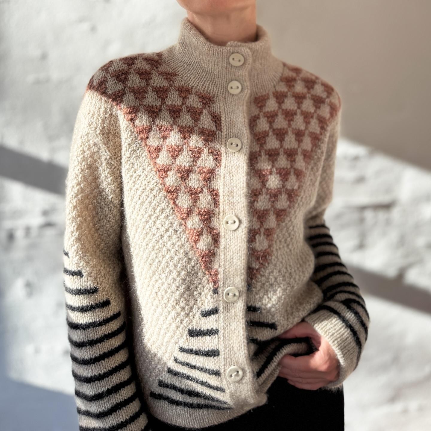 Жакет с высоким воротником и японским плечом Alice, вязаный спицами сверху