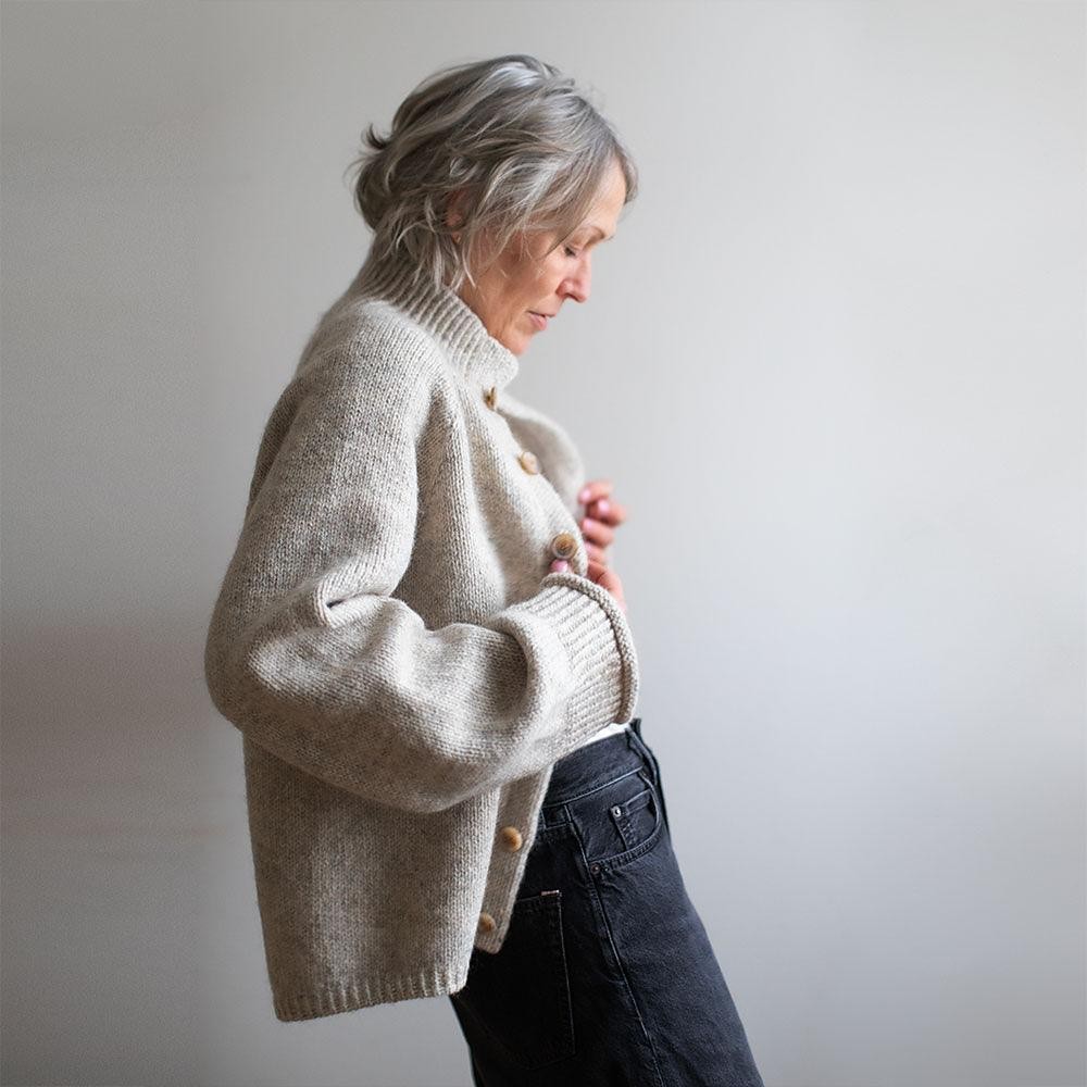 Вязаный спицами теплый жакет-реглан с высоким воротником Jilli