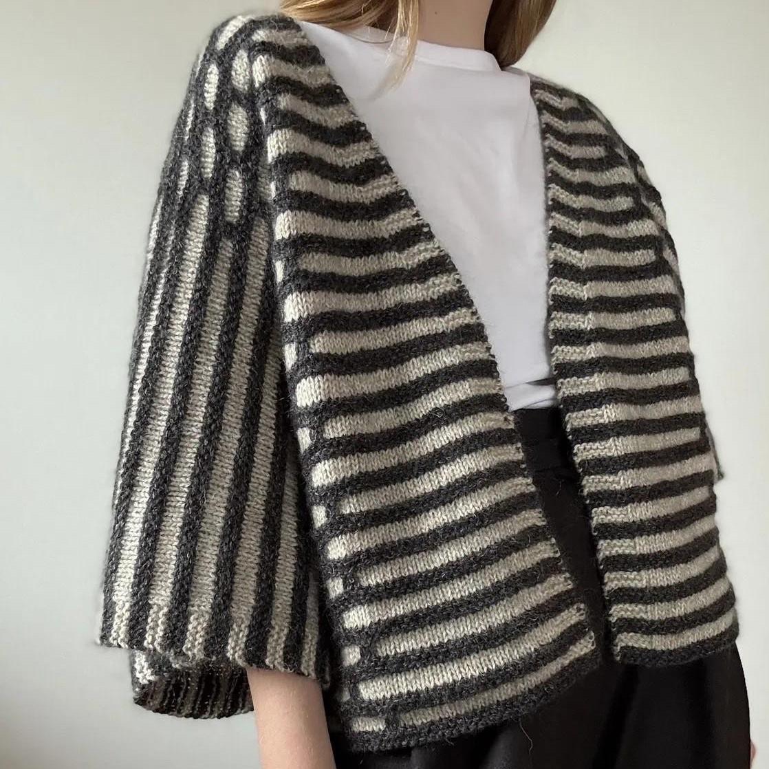 Вязаный спицами эффектный текстурный жакет-кейп Virginia