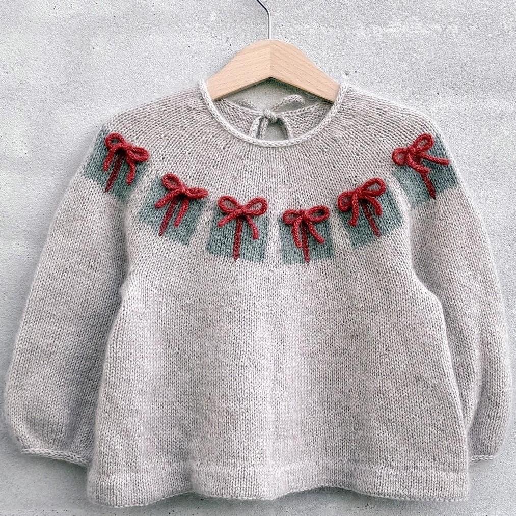Новогодняя туника для девочки Christmas Morning, вязаная спицами сверху