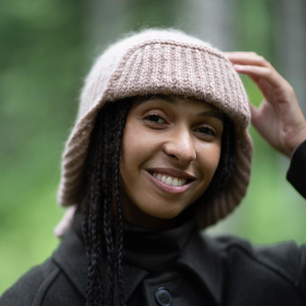 Теплая шапка-ушанка Affinity, вязаная спицами резинкой-бриошь от макушки