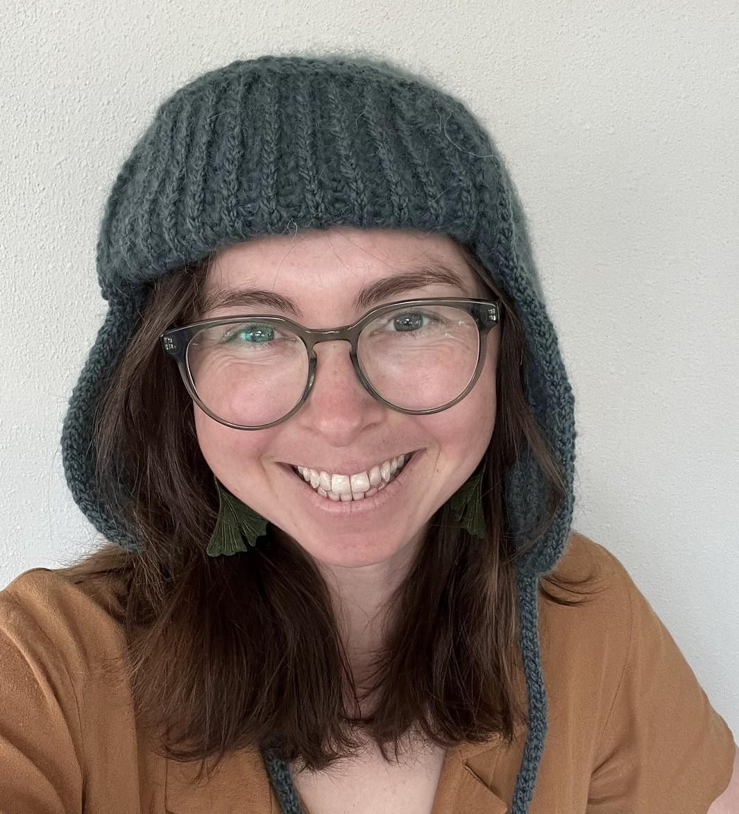 Модная шапка-ушанка спицами