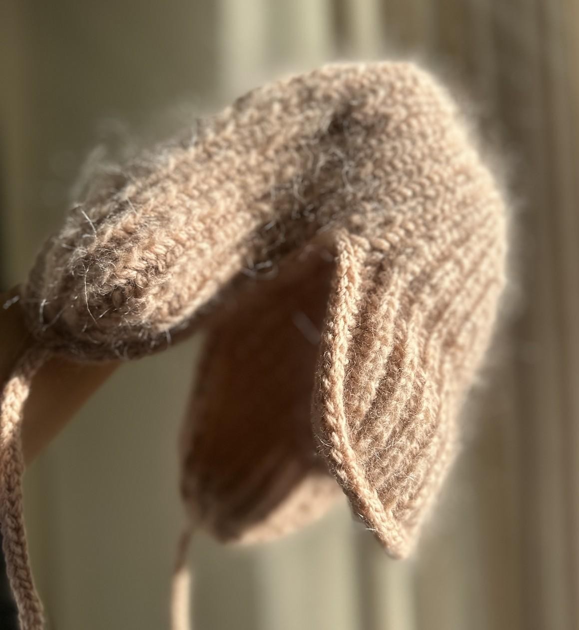 Модная шапка-ушанка спицами