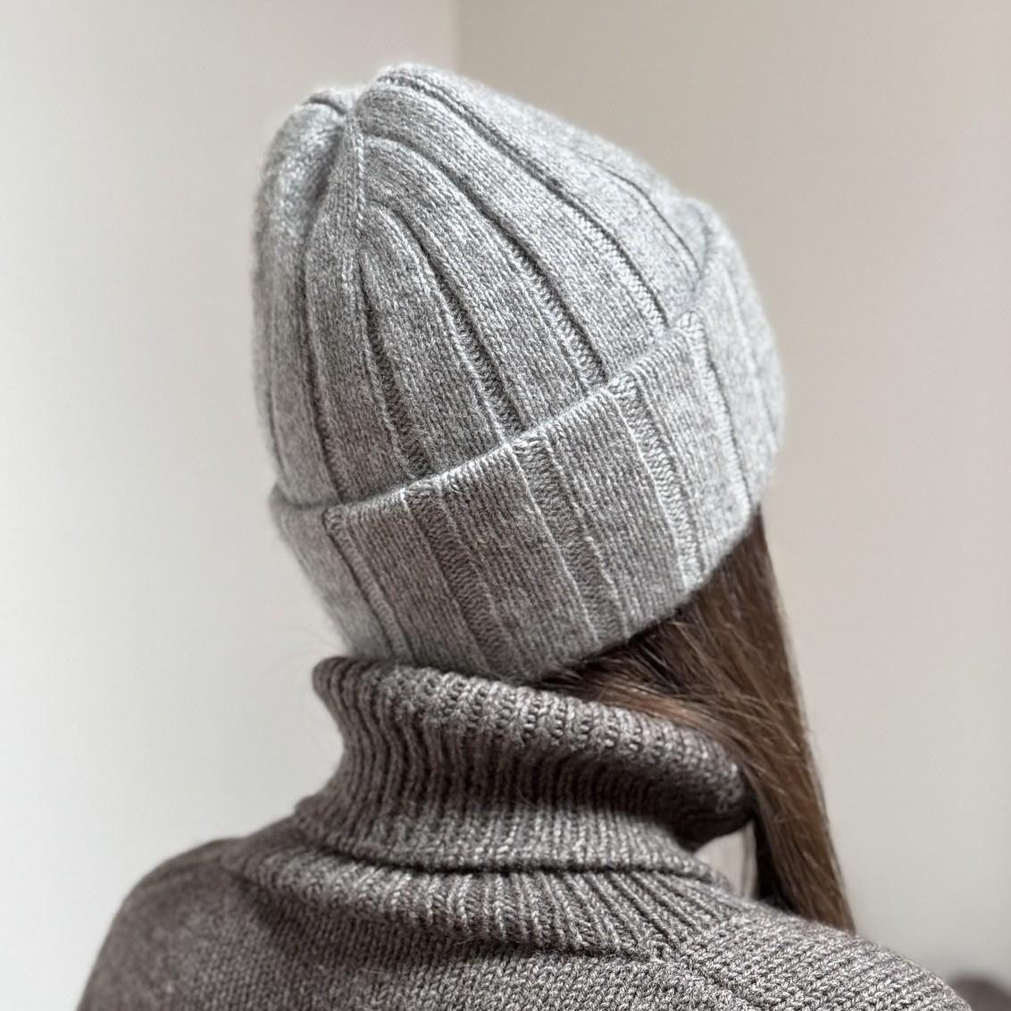 Кашемировая шапка Boston, вязаная спицами широкой резинкой от макушки Кашемировая шапка спицами