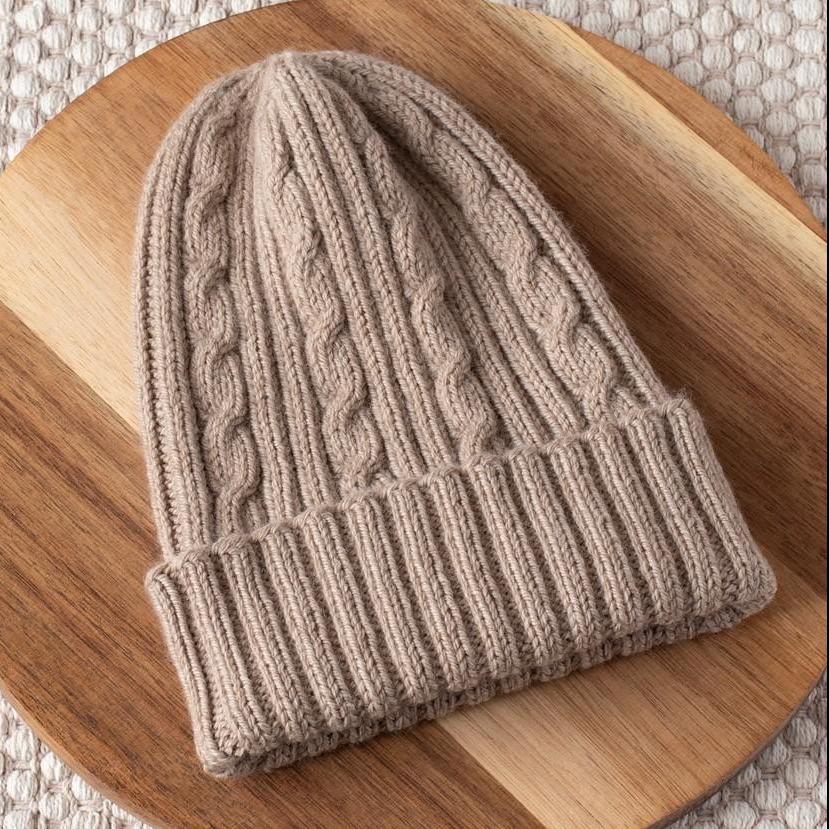 Вязаная спицами простая шапка с косами Gentle Breeze