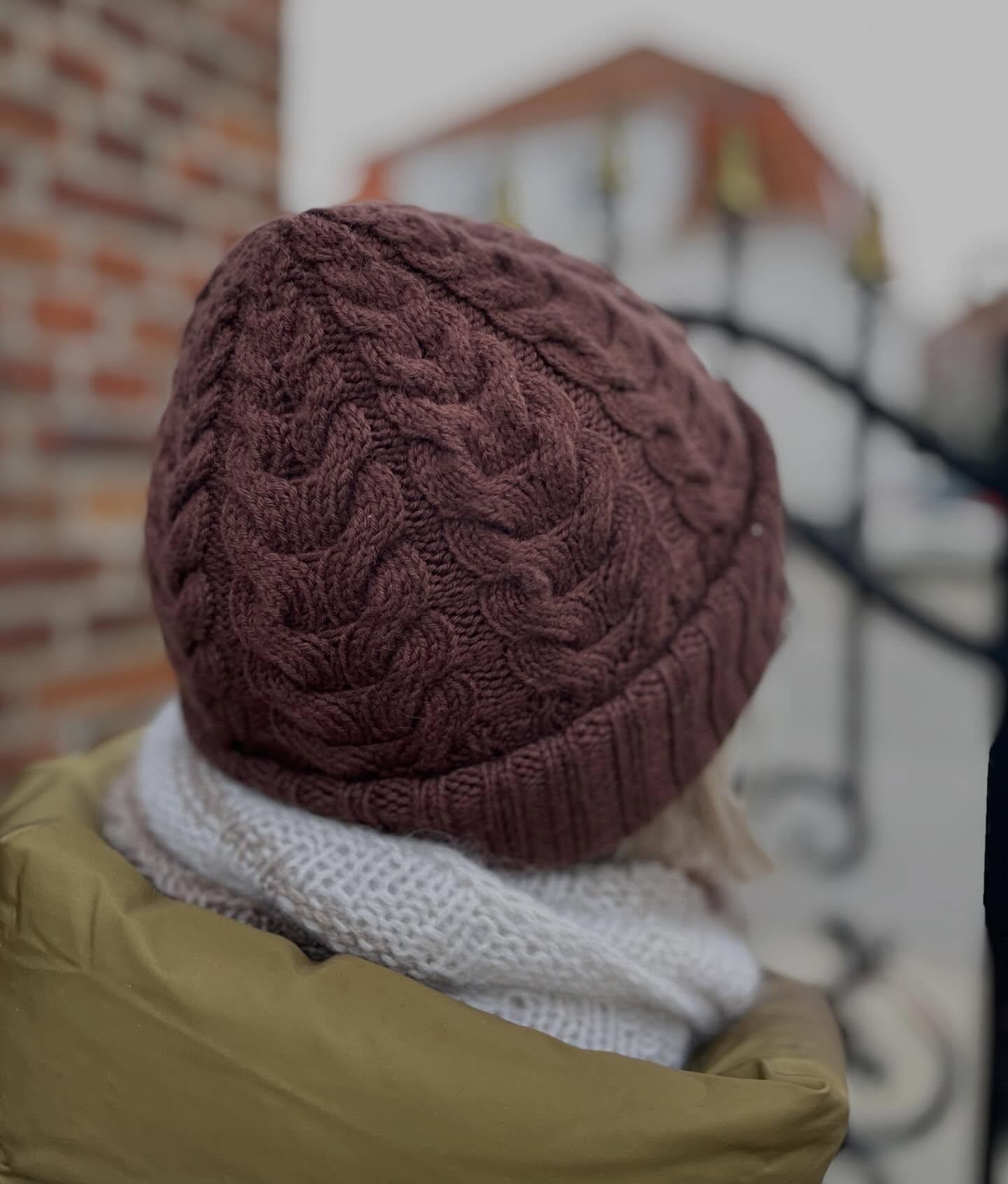 Красивая шапка косами