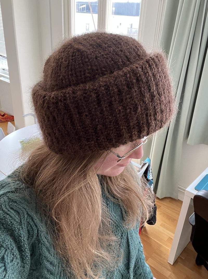 Теплая шапка спицами