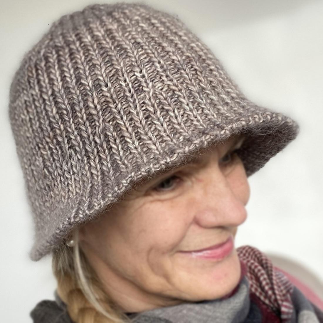 Модная шляпка-клош спицами