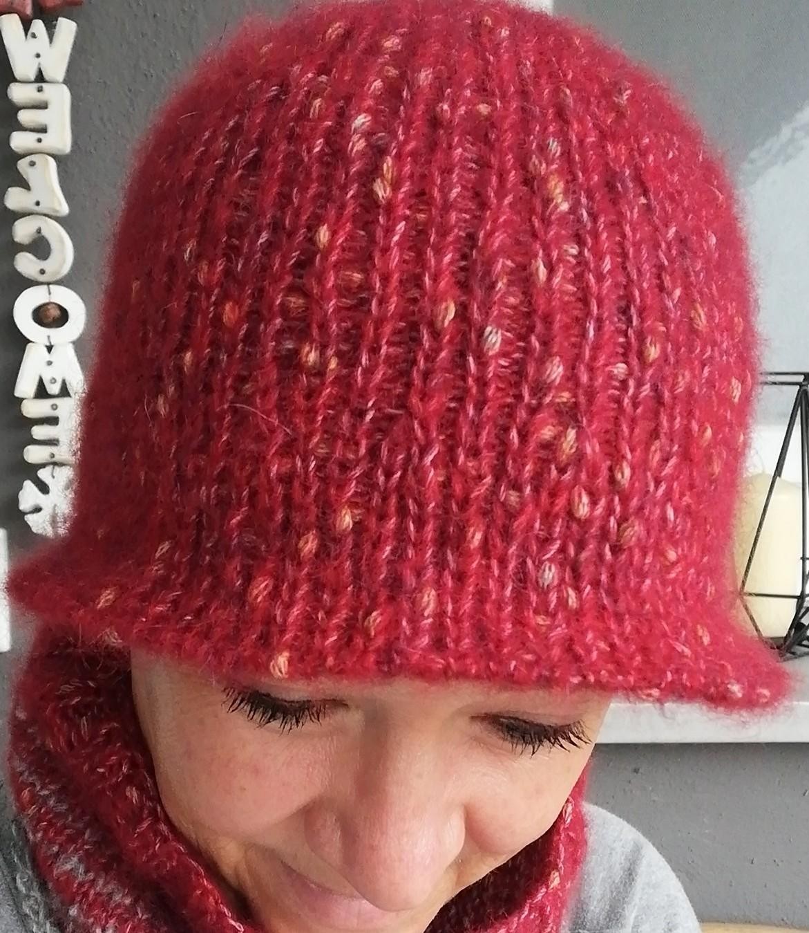 Модная шляпка-клош спицами