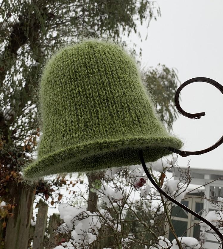 Модная шляпка-клош спицами