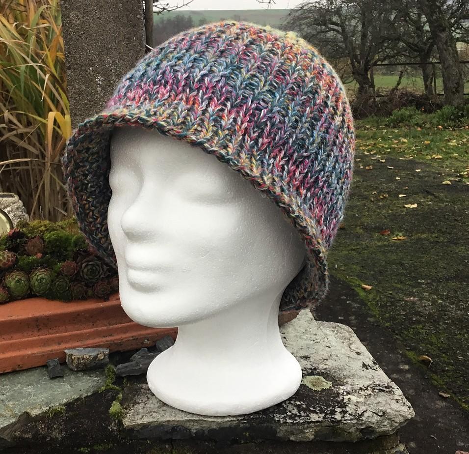 Модная шляпка-клош спицами