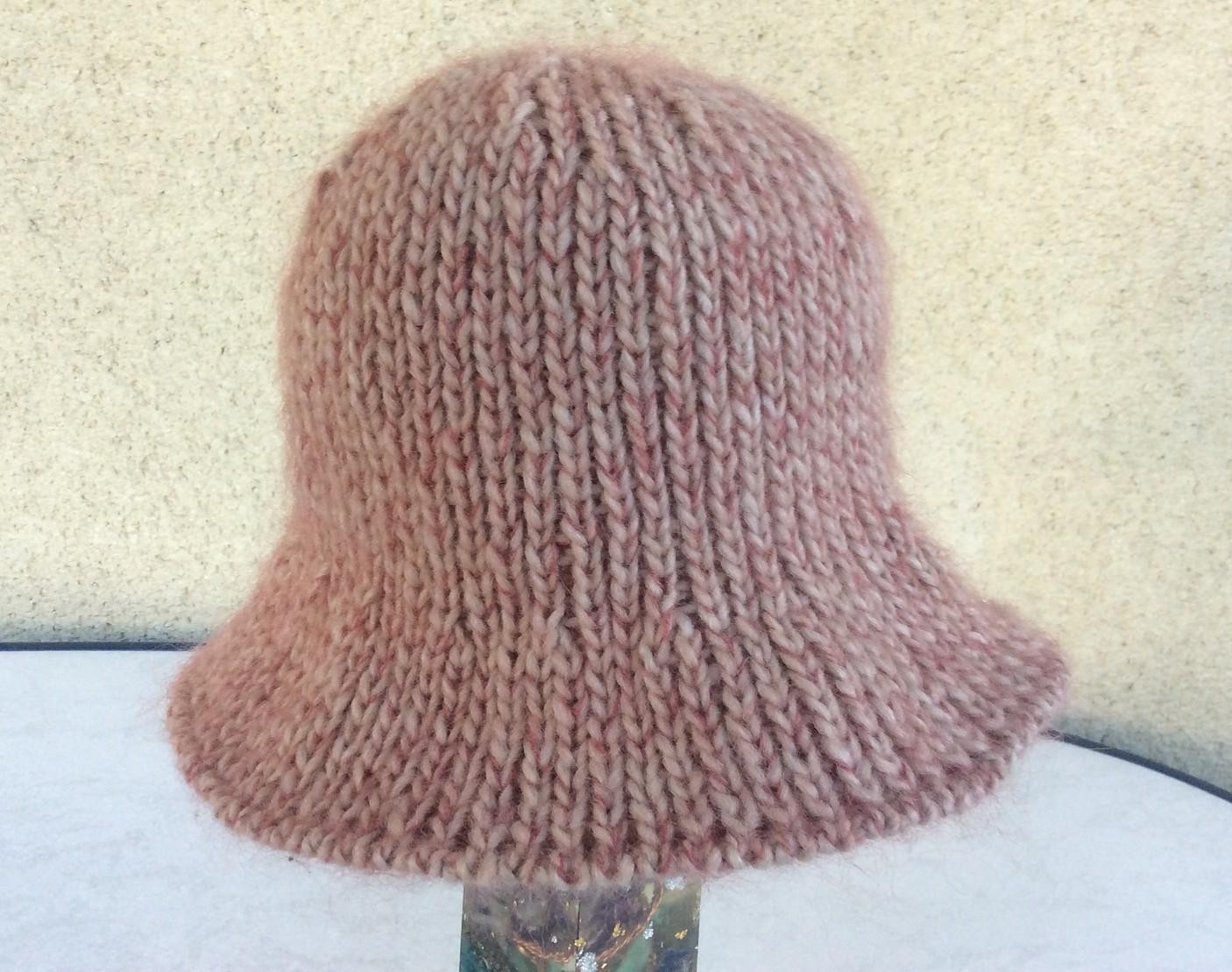 Модная шляпка-клош спицами