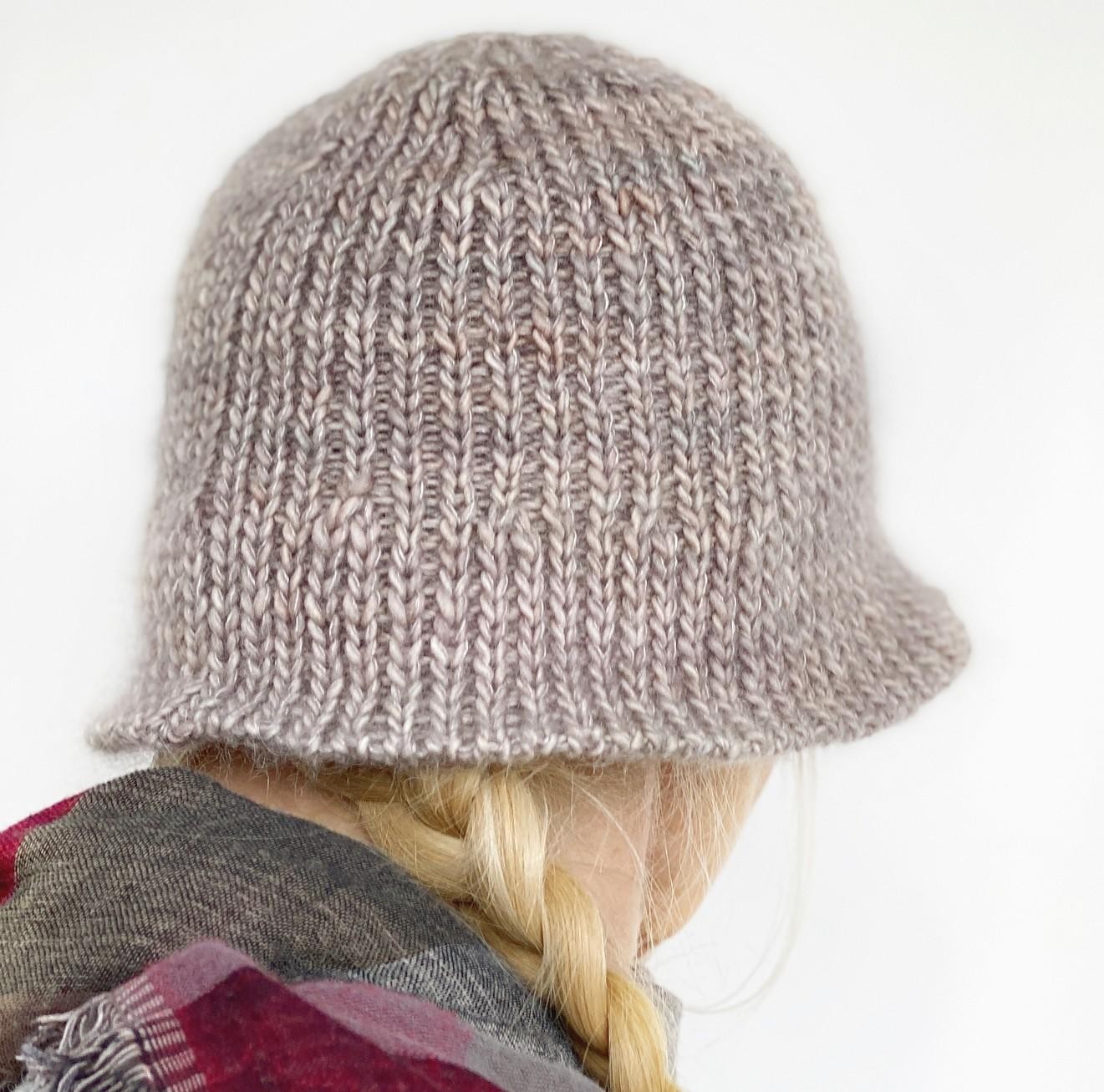 Модная шляпка-клош спицами