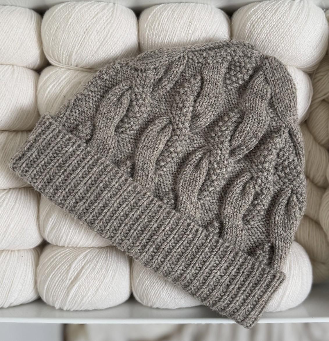 Красивая шапка спицами