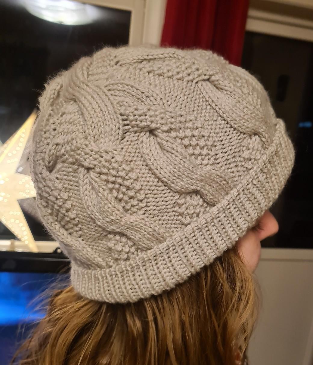 Красивая шапка спицами