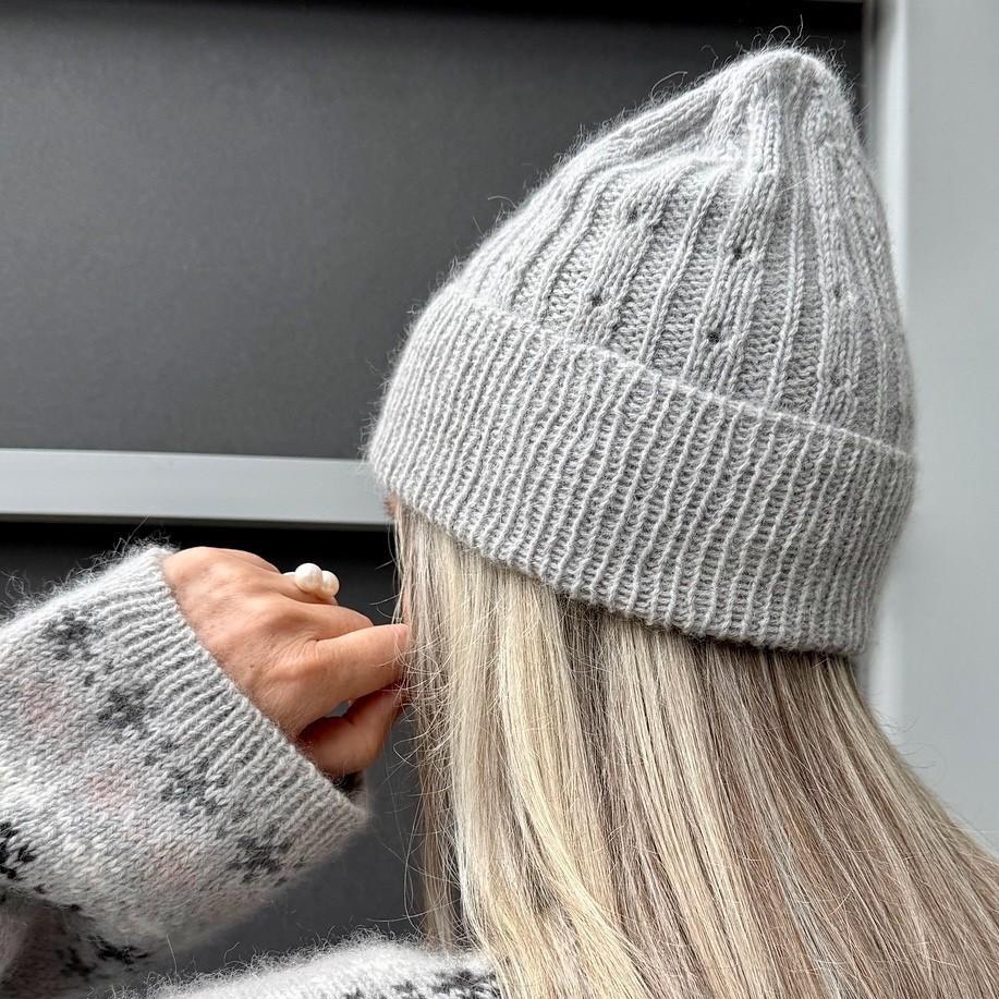 Шапка бини Rikke Beanie No 1, вязаная спицами красивым текстурным узором