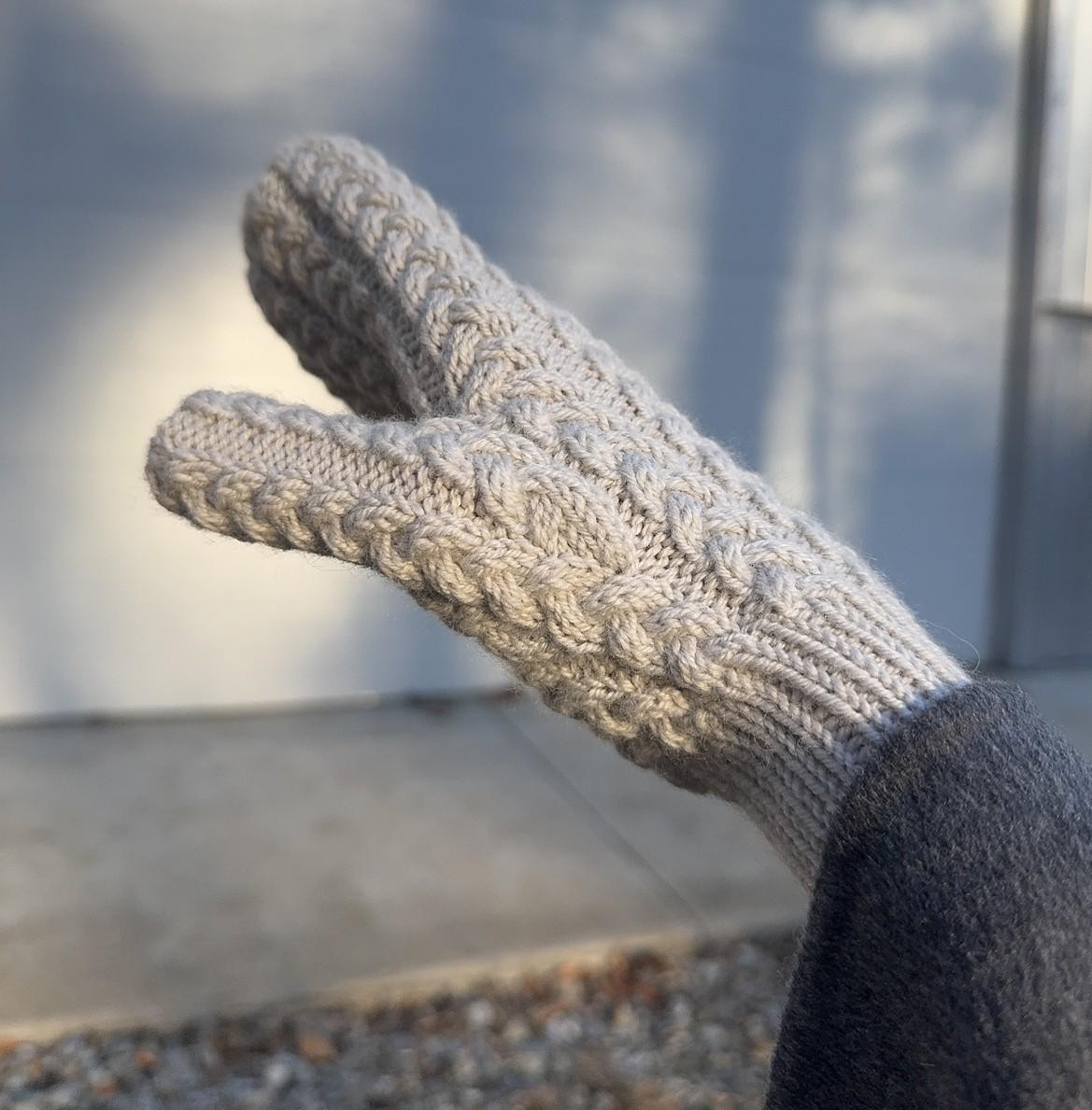 Красивые варежки спицами