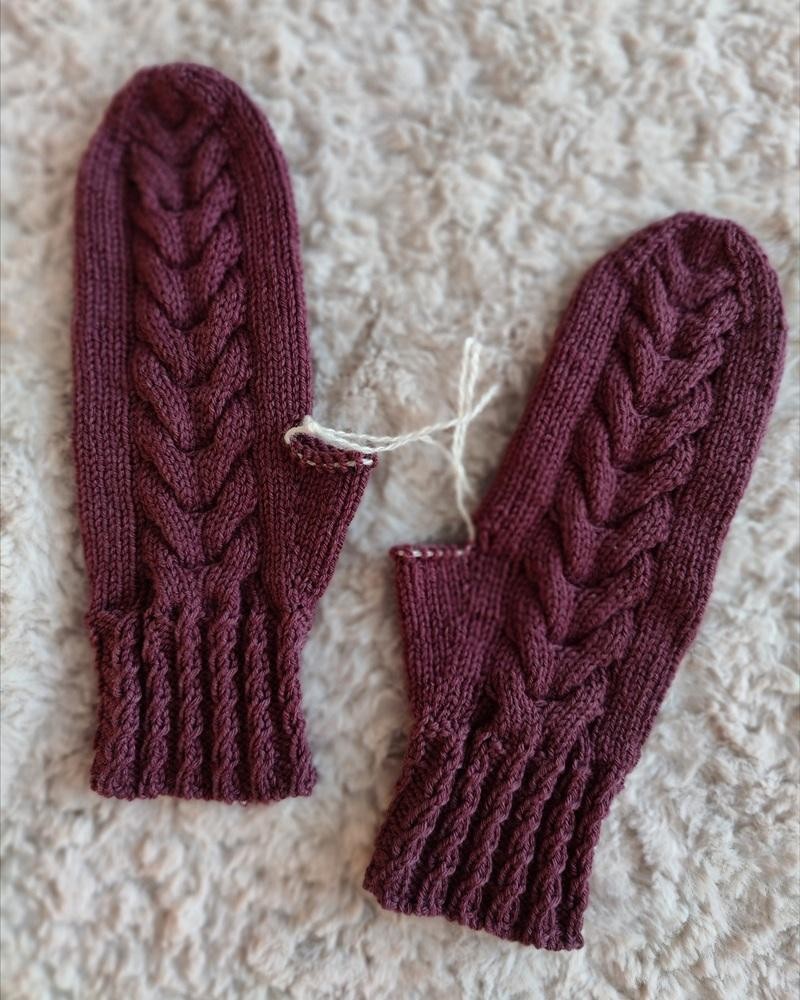 Красивые варежки спицами