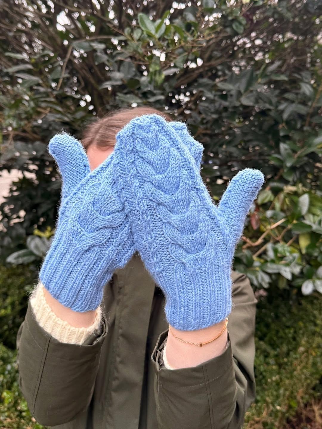 Теплые варежки спицами