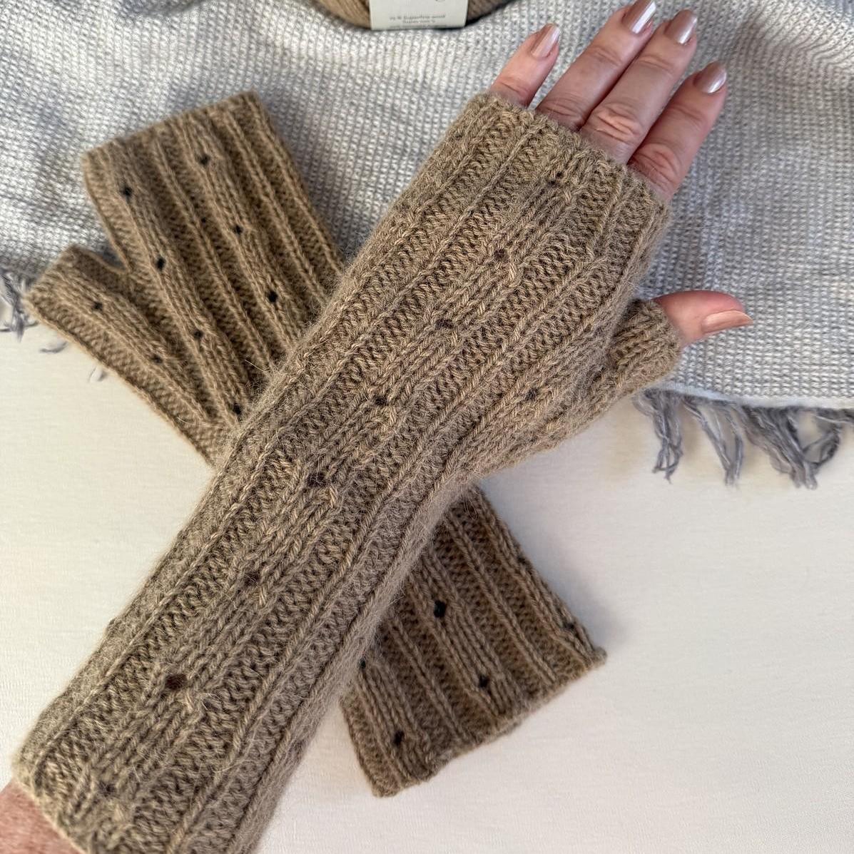 Вязаные спицами элегантные митенки Rikke Wrist Warmer No 1
