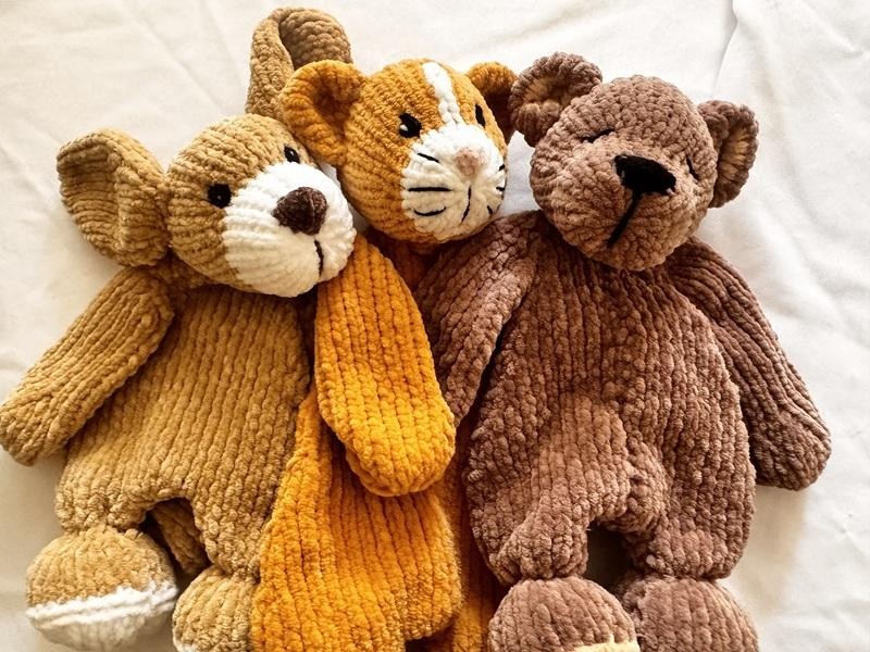 Игрушки-комфортеры спицами