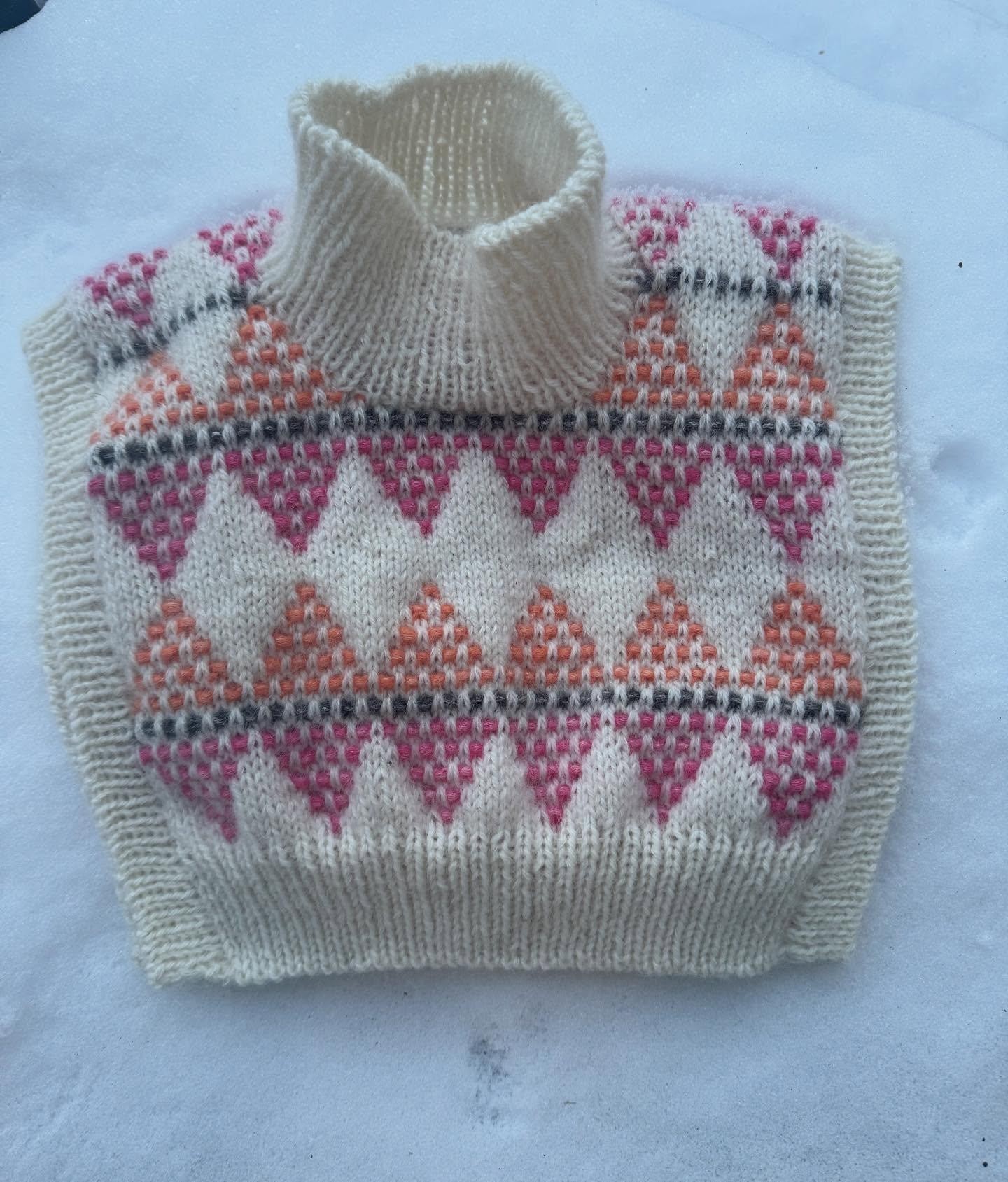 Красивая манишка спицами