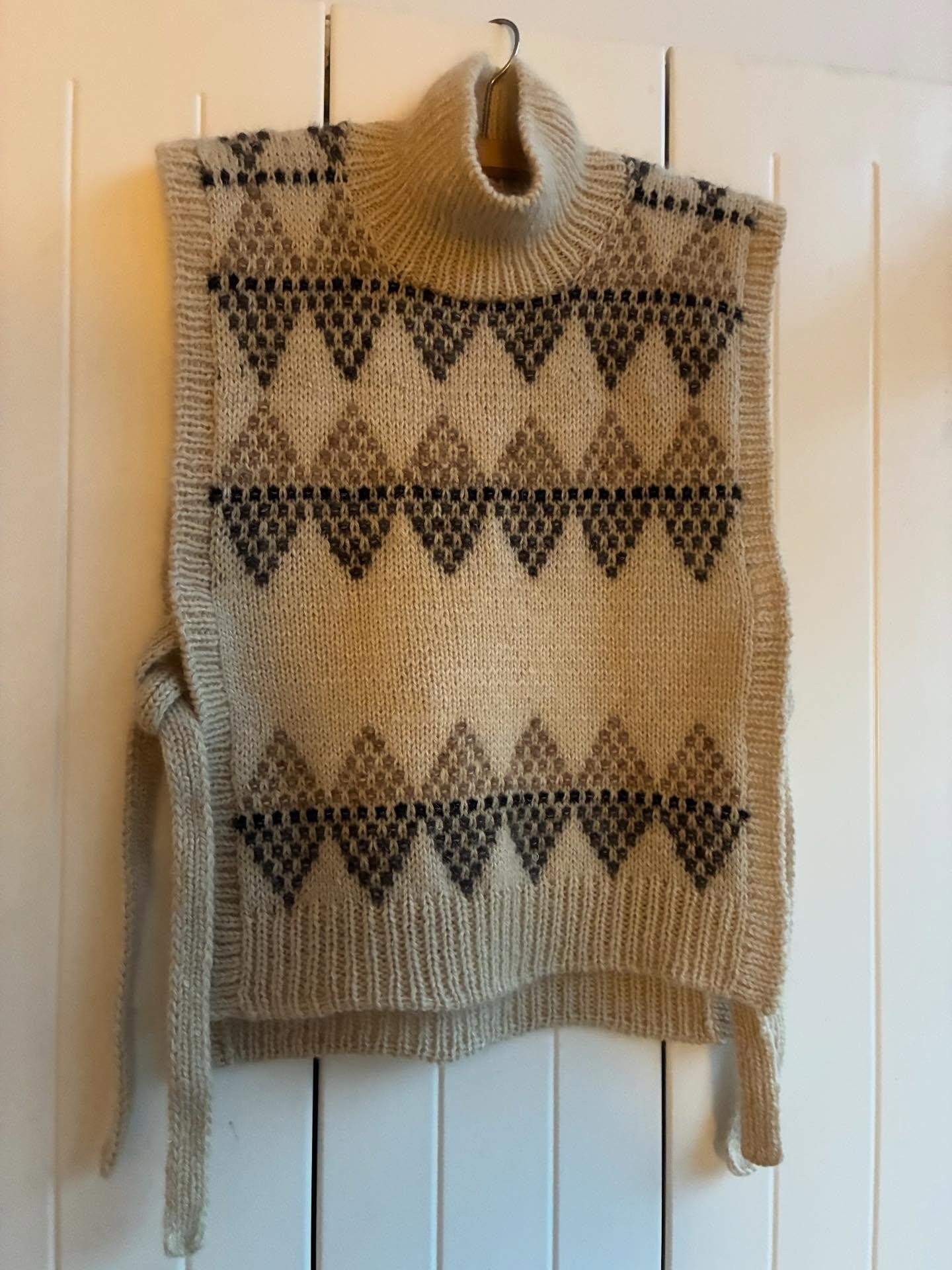 Красивая манишка спицами