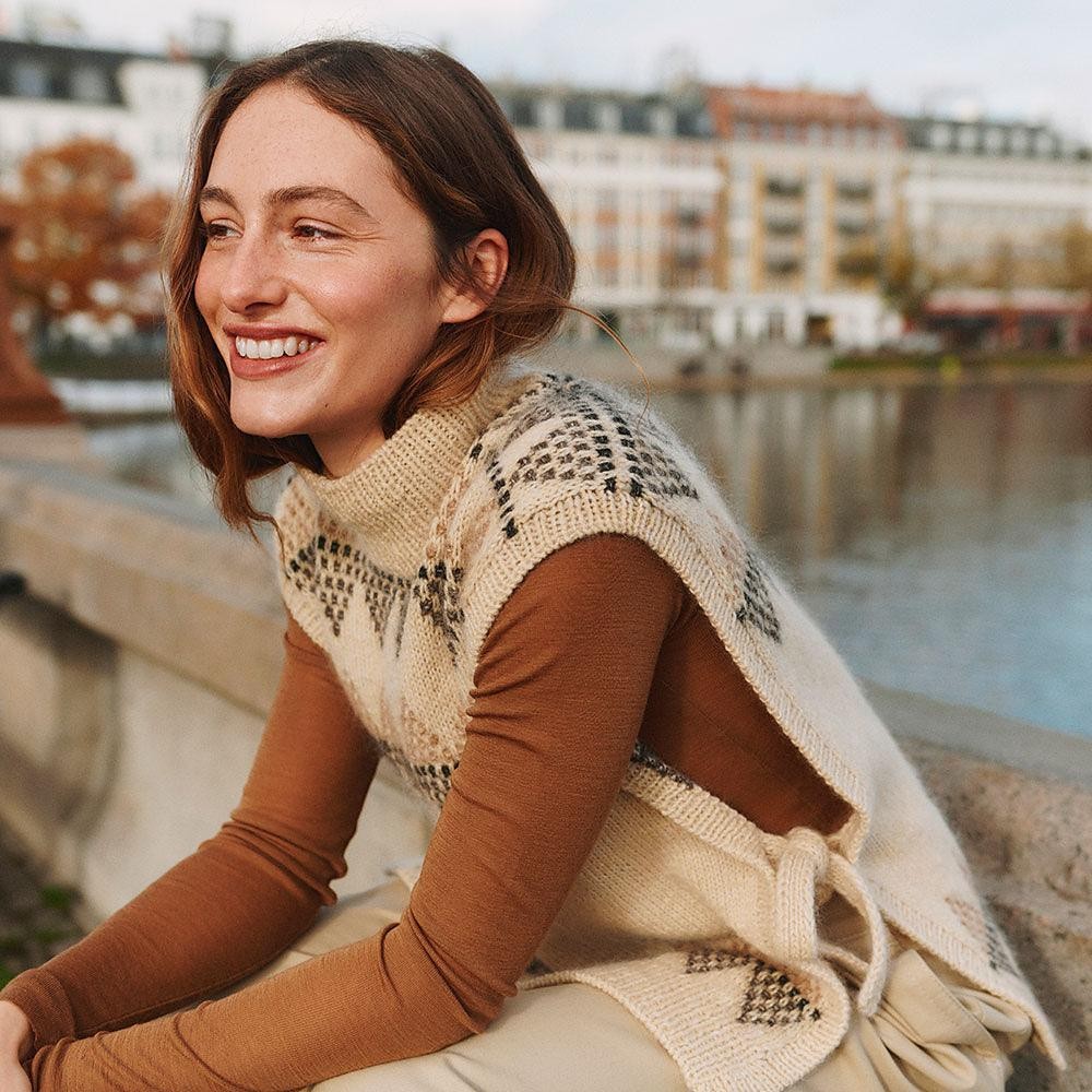 Красивая манишка спицами