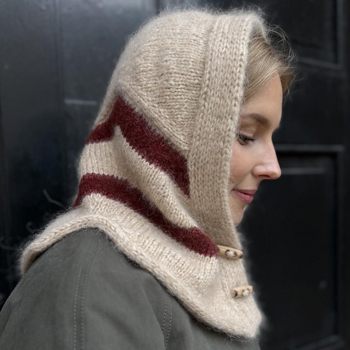 Стильный капюшон необычной конструкции KAREN, вязаный спицами сверху