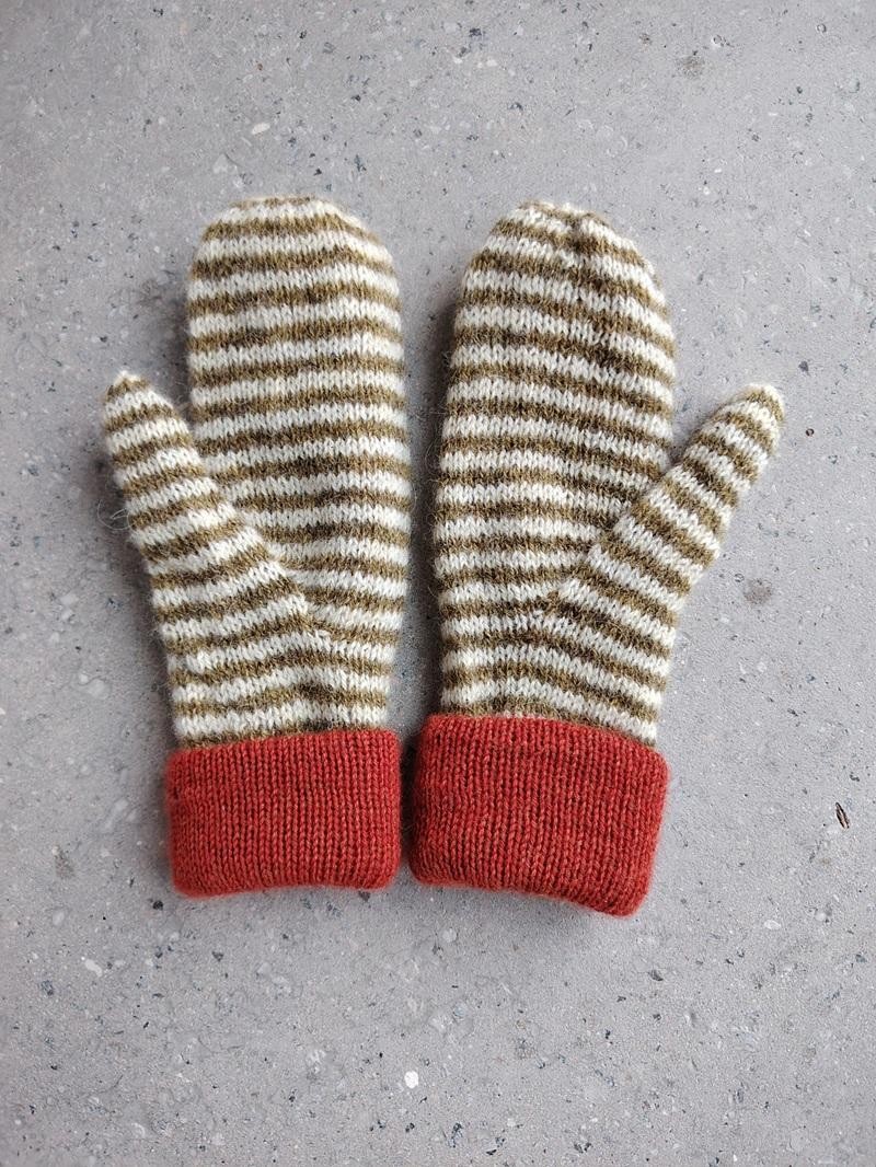 Теплые варежки спицами