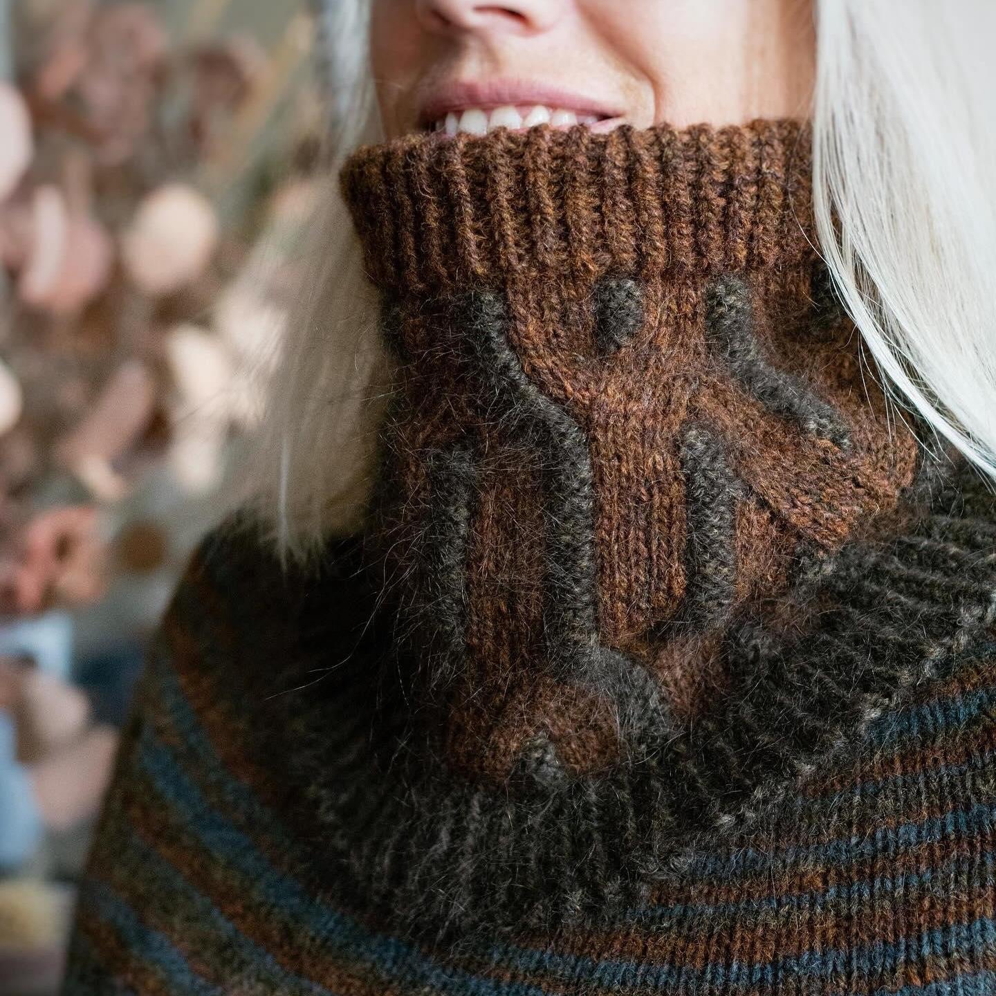 Вязаный спицами красивый текстурный снуд Roots