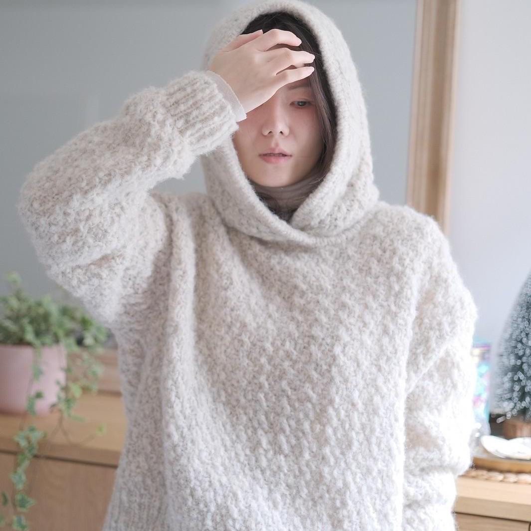 Легкий текстурный пуловер-худи с японским плечом Brioche, вязаный спицами сверху