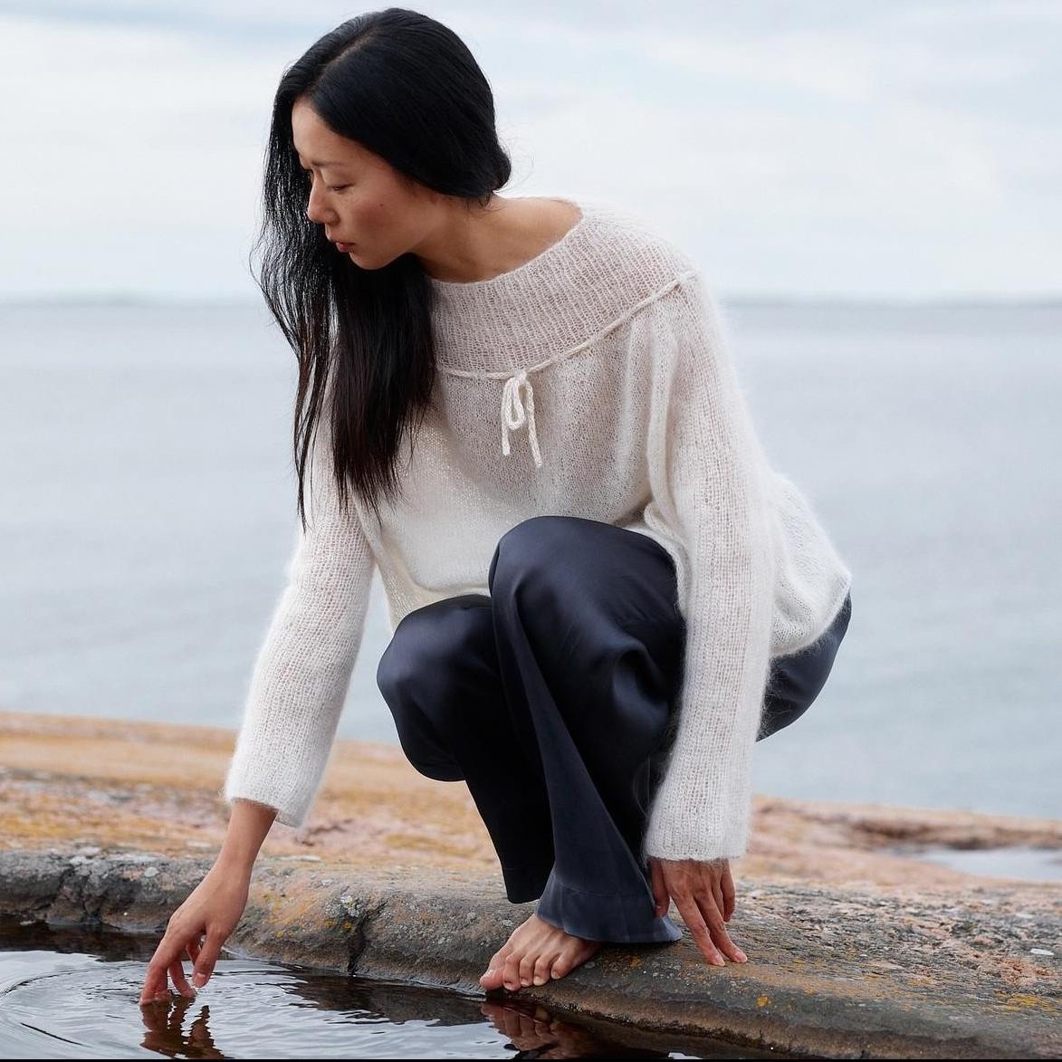 Вязаная спицами воздушная мохеровая блуза свободного силуэта La Blouse