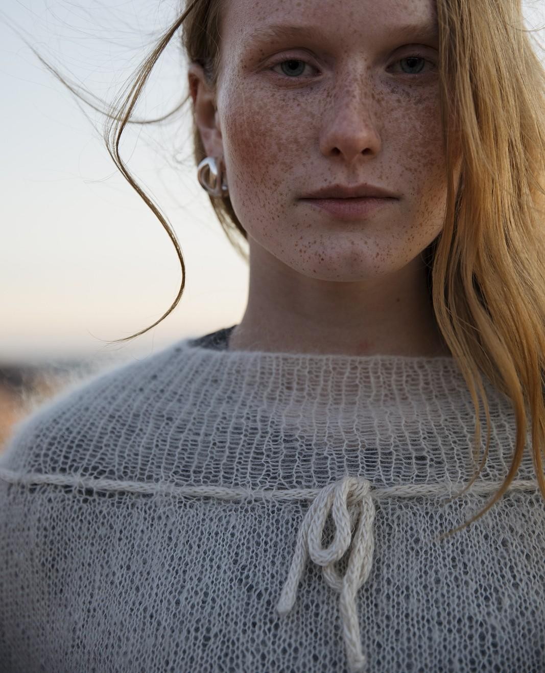 Легкая мохеровая блуза спицами