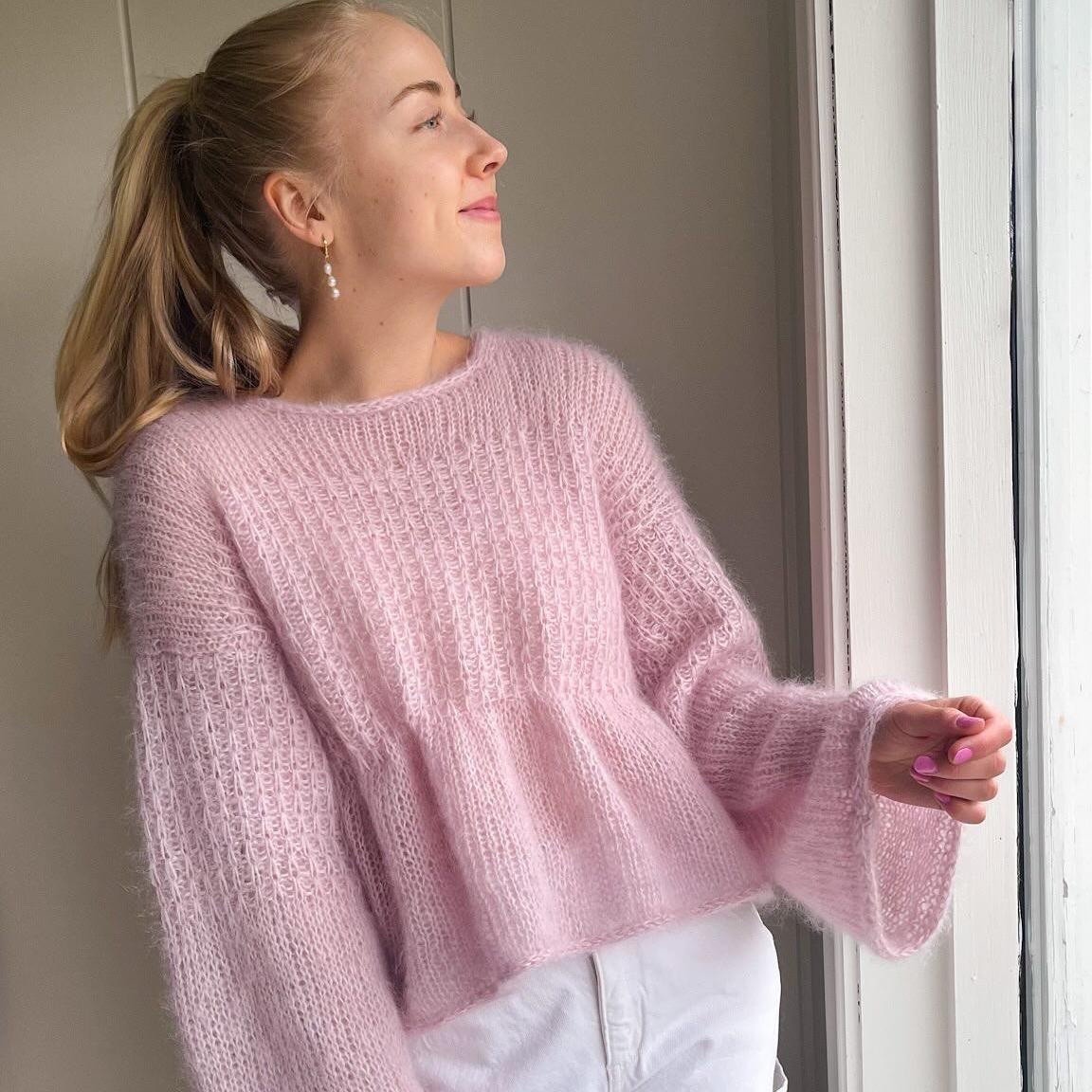 Красивый пуловер из мохеровой пряжи Lysea, вязаный спицами сверху